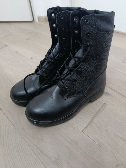 Подам новые берцы.