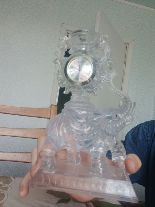 Стеклянный слон с часами