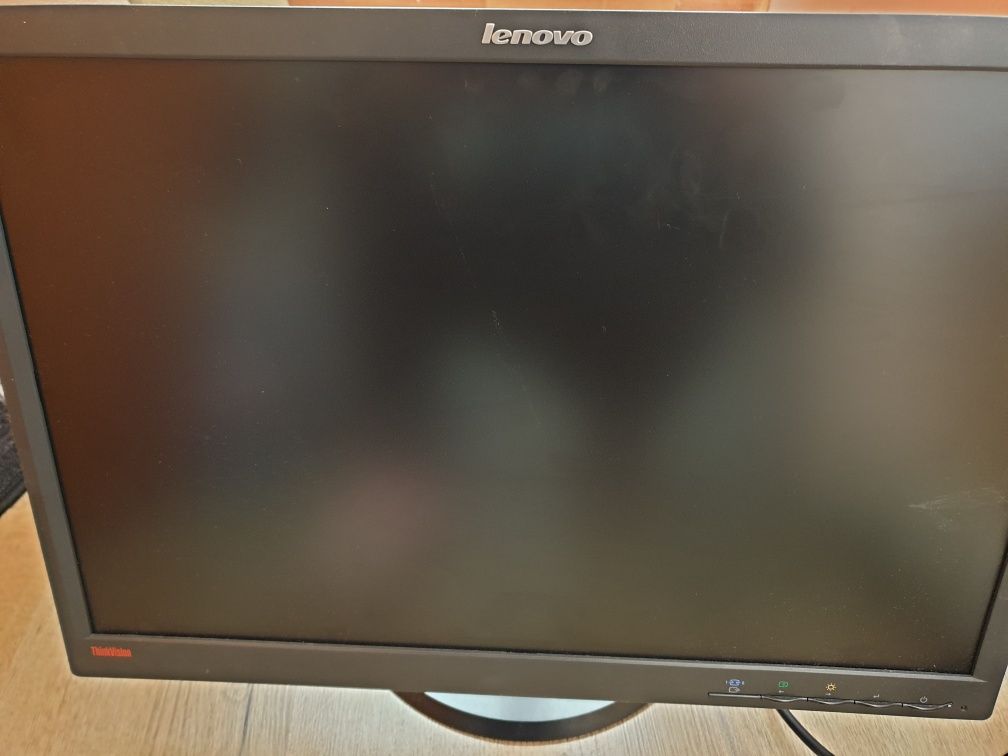 Monitor Lenovo 22" +tastatură wireless și mouse wireless.