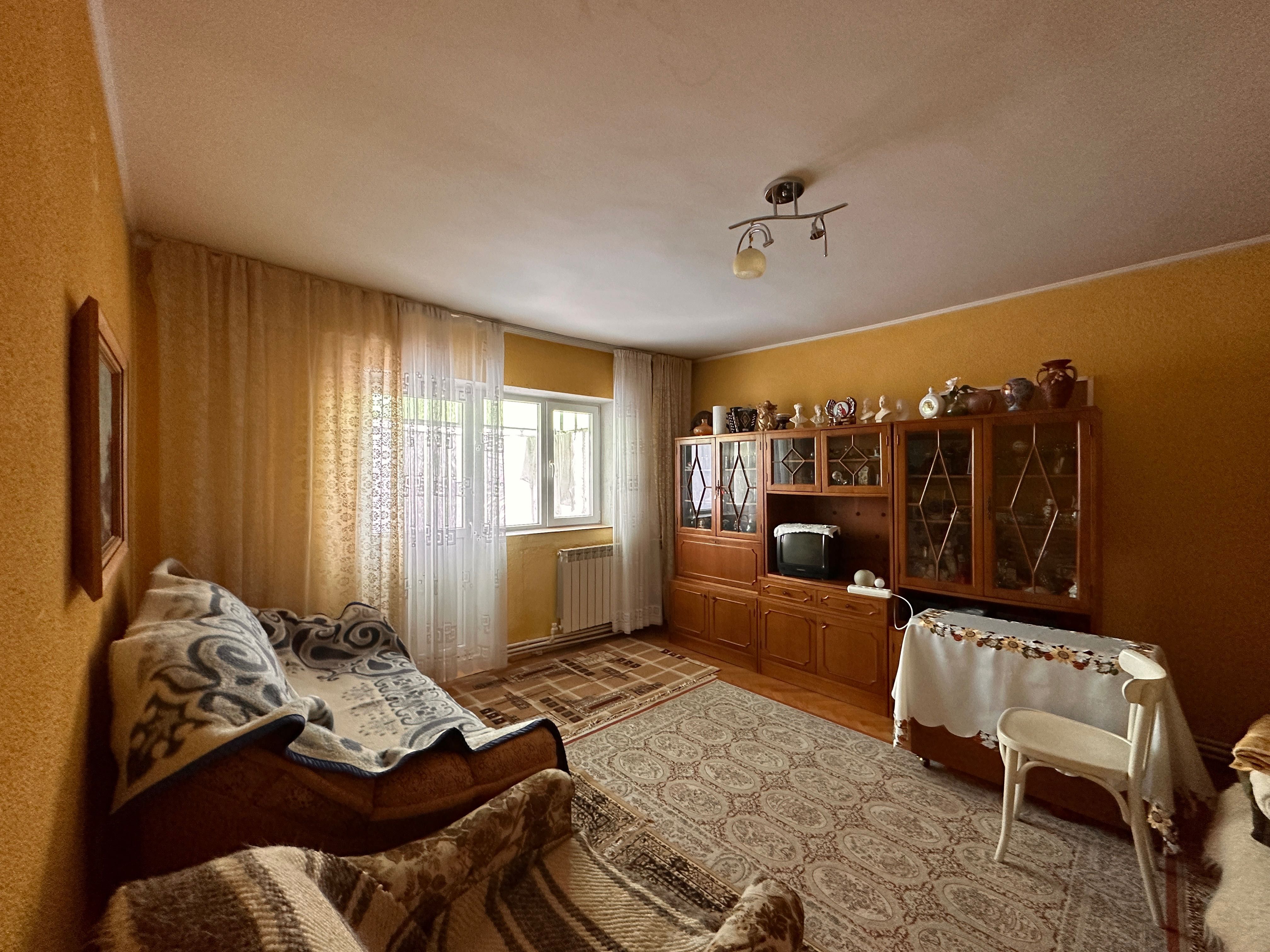 Apartament Central 3 camere + Garaj, 2 bai, decomandat.