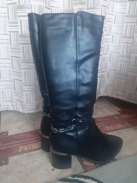 Продам женские сапоги
