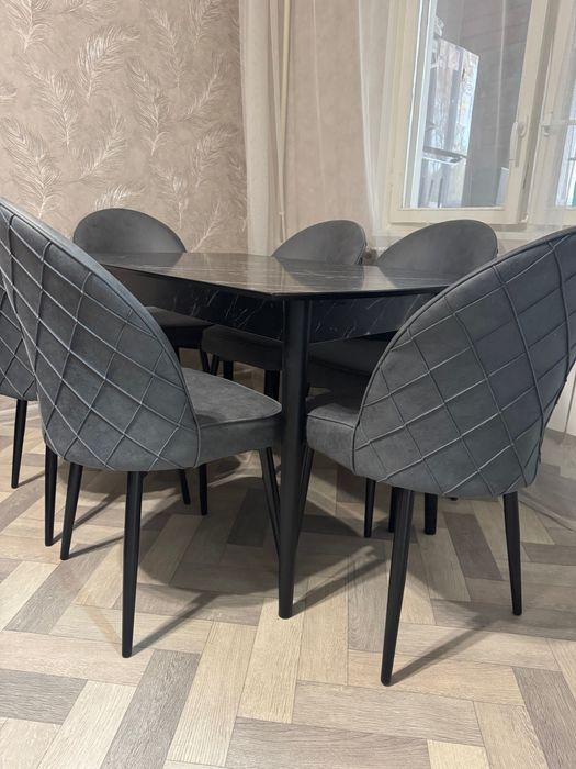 Стол и стулья для гостинной