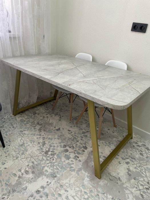 Стол, без стульев