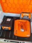 Vând set de 2 acumulatori și încărcător stihl