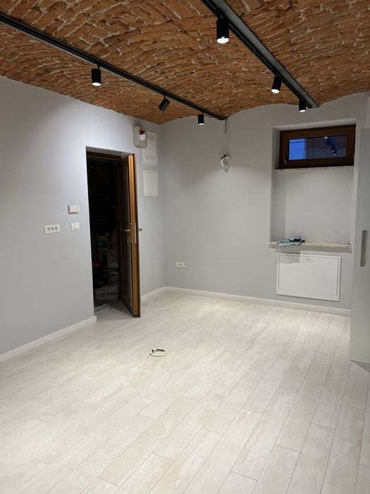 Vand apartament 2 camere cu spatiu comercial