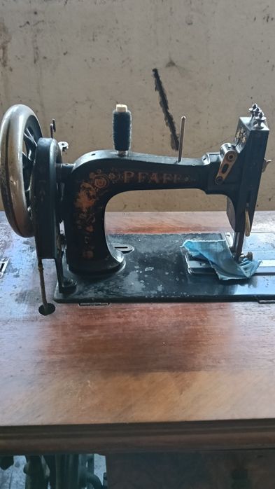 Mașină de cusut Pfaff de epocă.