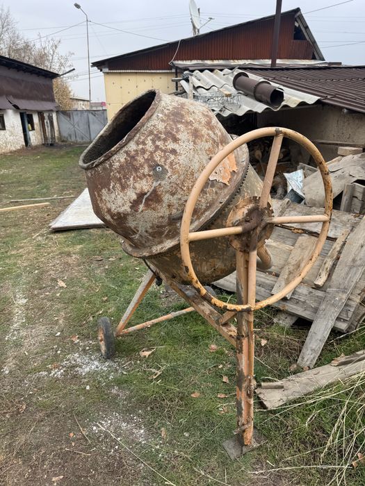 Бетонамешалка в рабочем состояний. Пользавались год