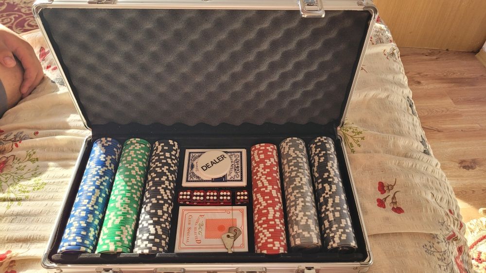 Poker set 300 jetoane , 5 zaruri, 2 pachete de cărți de joc
