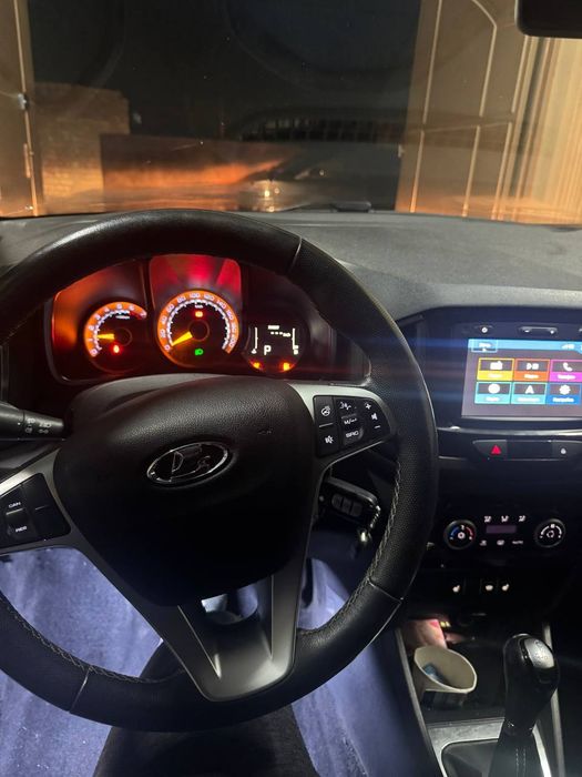 Машина Lada Xray Cross