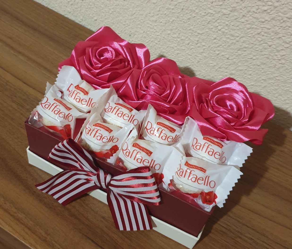 Cadouri cu trandafiri si  Raffaello sau Ferrero Rocher persoanele drag