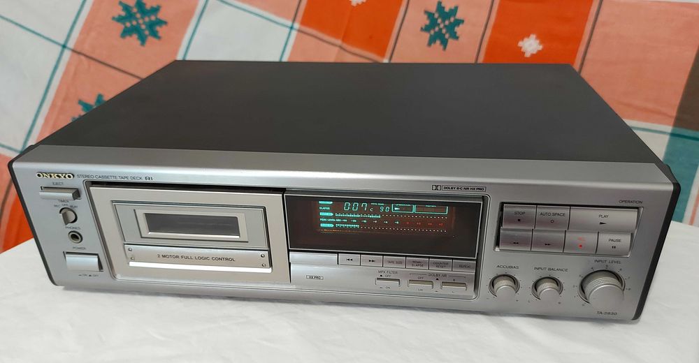 Linie Onkyo compusa din cassette deck, cd player si tuner (radio)