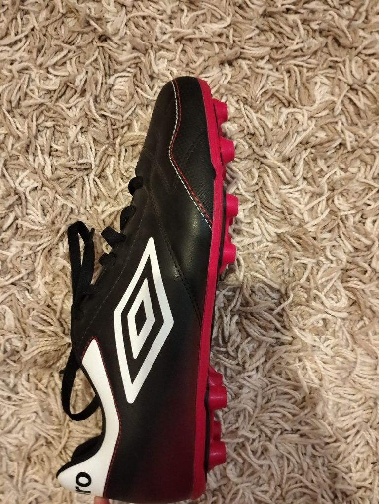 Adidași Fotbal umbro va rog sa îi cumpărați !