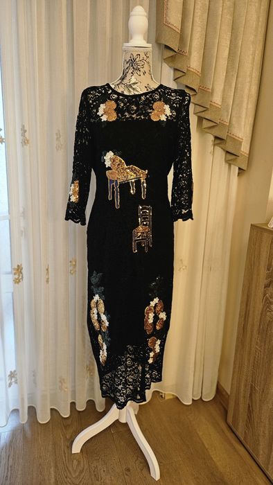 Rochie model Dior din dantela neagra cu accesorii aurii!