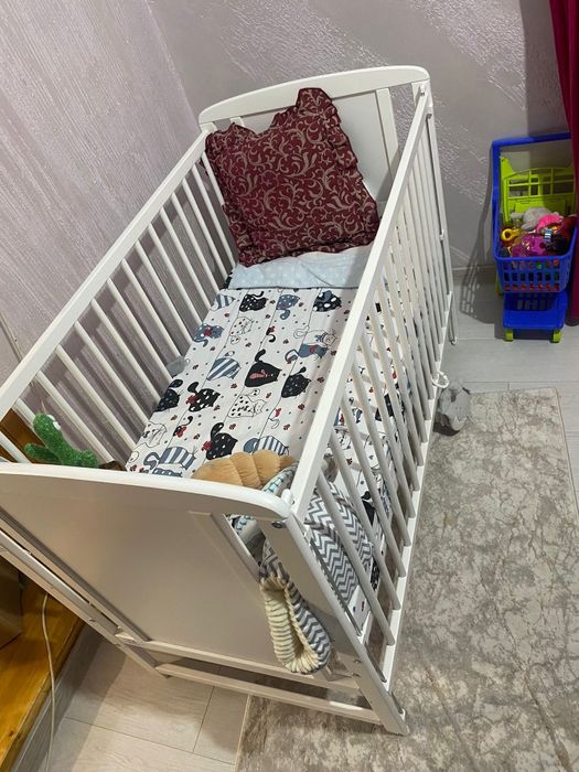 Vând pătuț din lemn