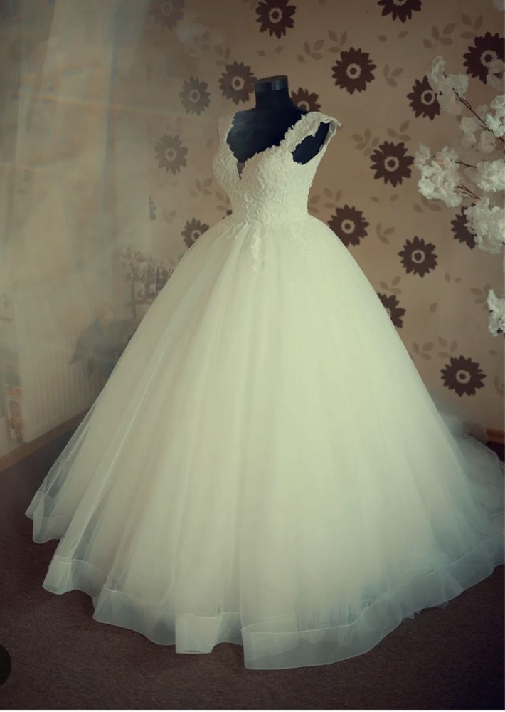 Inchiriez manechin rochie mireasa/mire