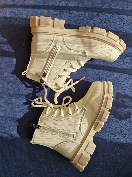 Красиви детски боти в бежов лак за момиче пролет/есен