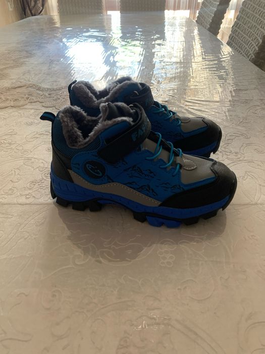 Продается зимние кроссовки детскый