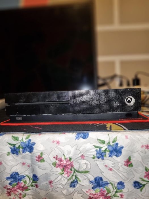 Vând Consola Xbox One S 500GB Pachet Complet: 3 Controllere + 2 Jocuri