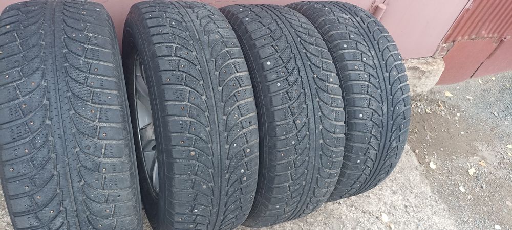 Зимние шипованые шины 265/ 65/ 17
