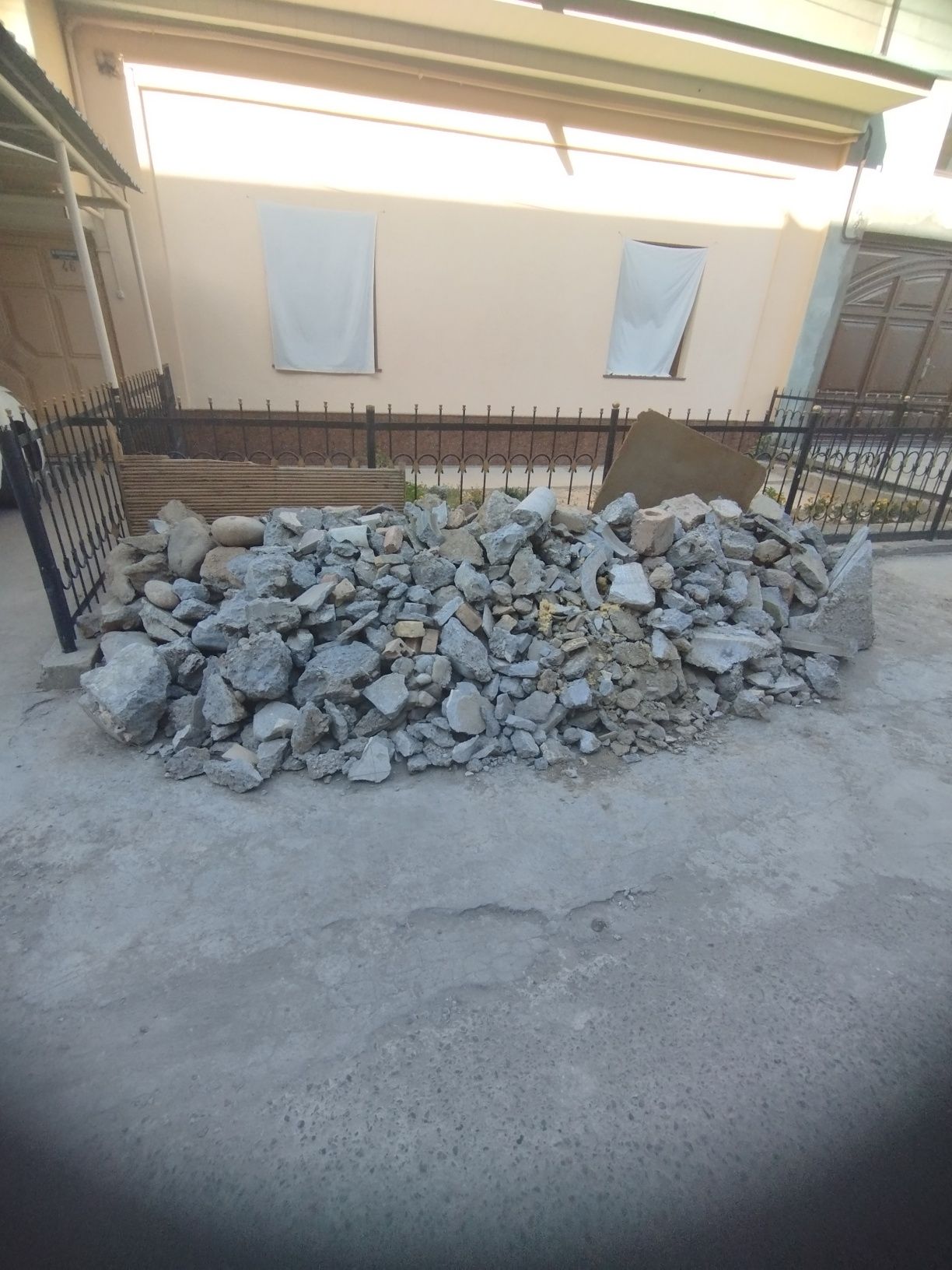 Tuproq va beton parchalari bor