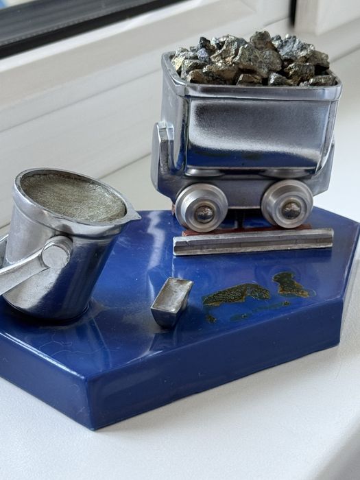 Сувенирная шахтерская вагонетка