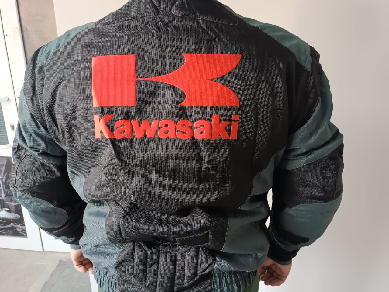 Продам байкерскую куртку