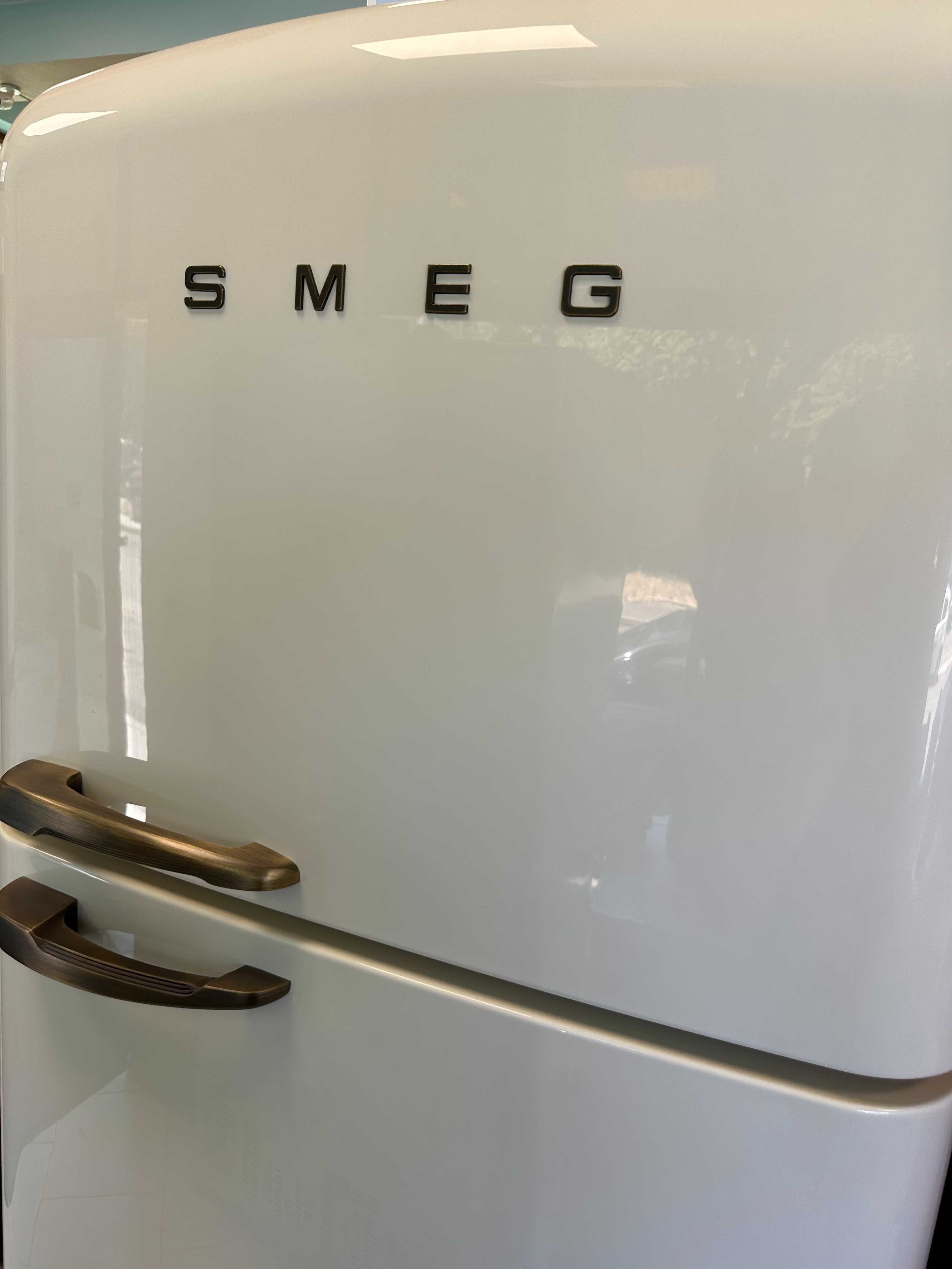 Хладилник с фризер SMEG FAB50RCRB5 десни панти, 80 см Total No Frost