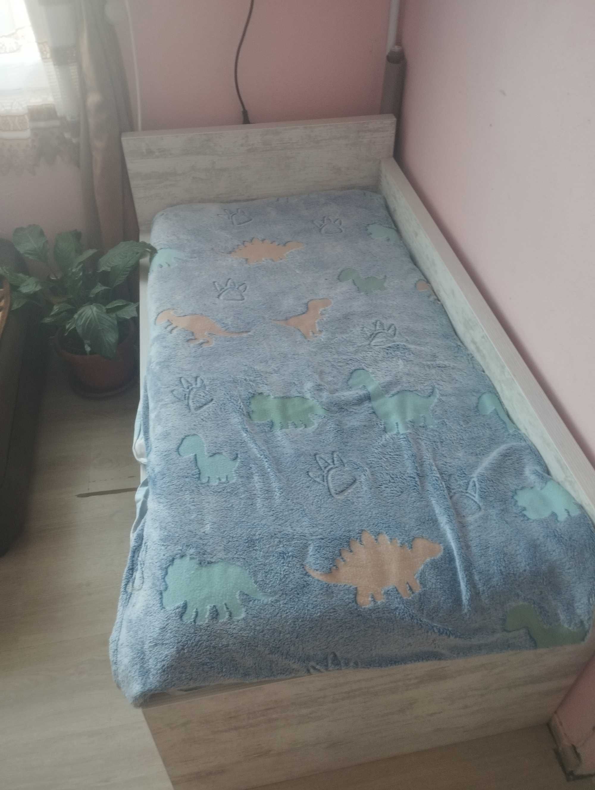 Детско легло .Запазено с матрак