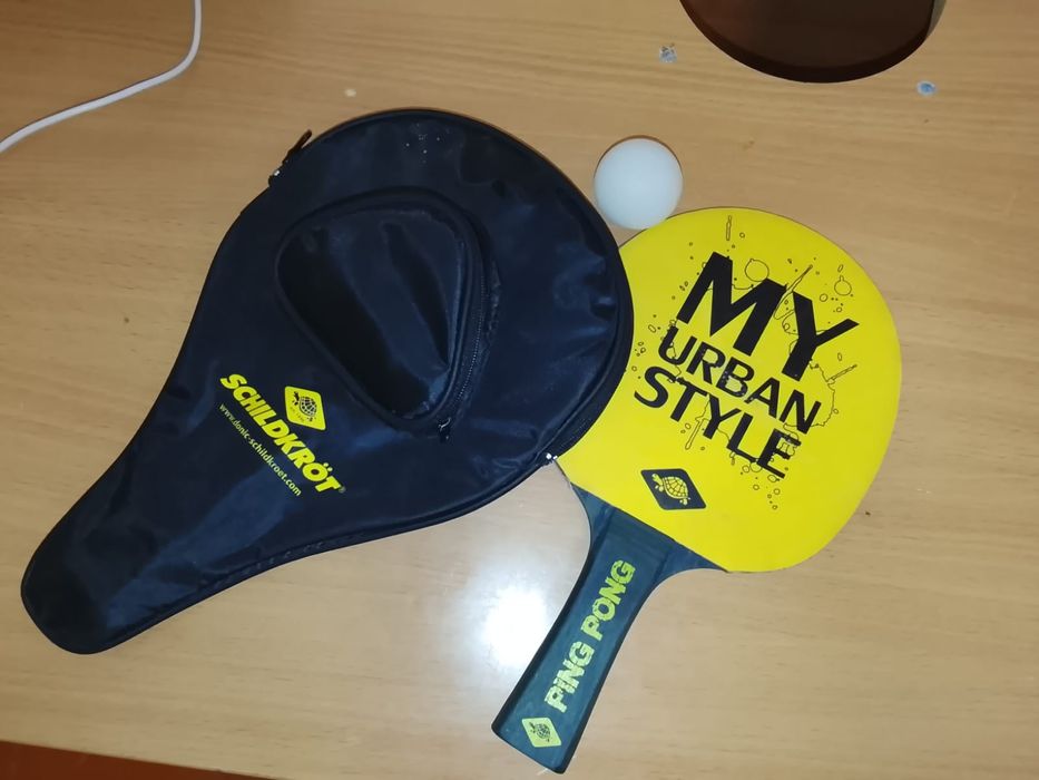 Продам теннисную ракетку с чехлом и мячиком