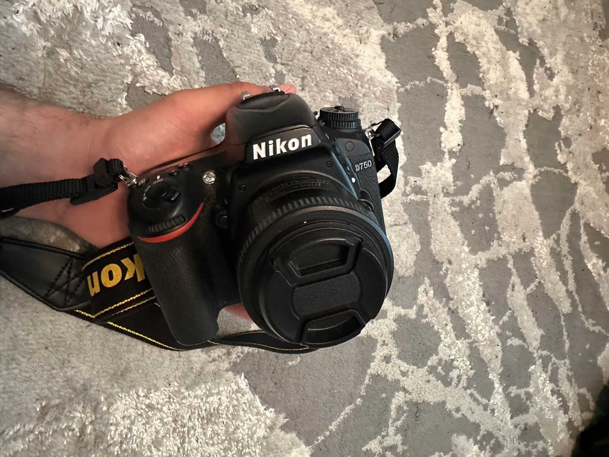Nikon D750 DSLR 24MP 12k Cadre + Obiectiv Nikon 35mm f/1.8G AF-S DX 1