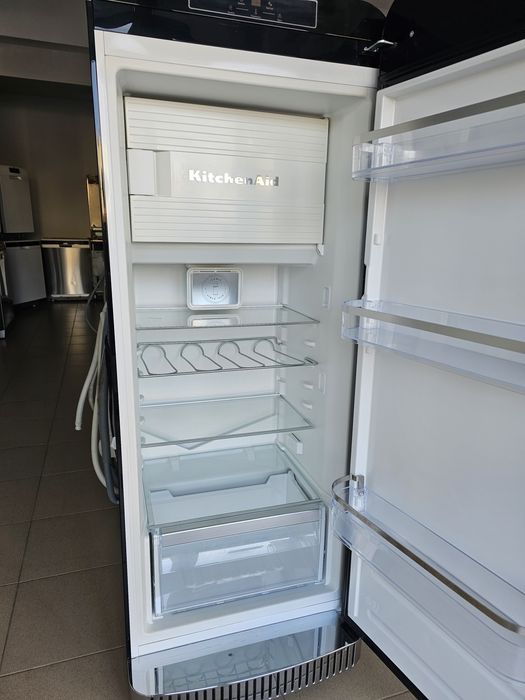 Ретро хладилник с камера KitchenAid