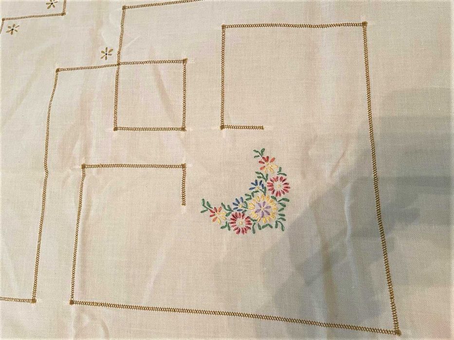 Красива голяма покривка с ръчна бродерия от Англия