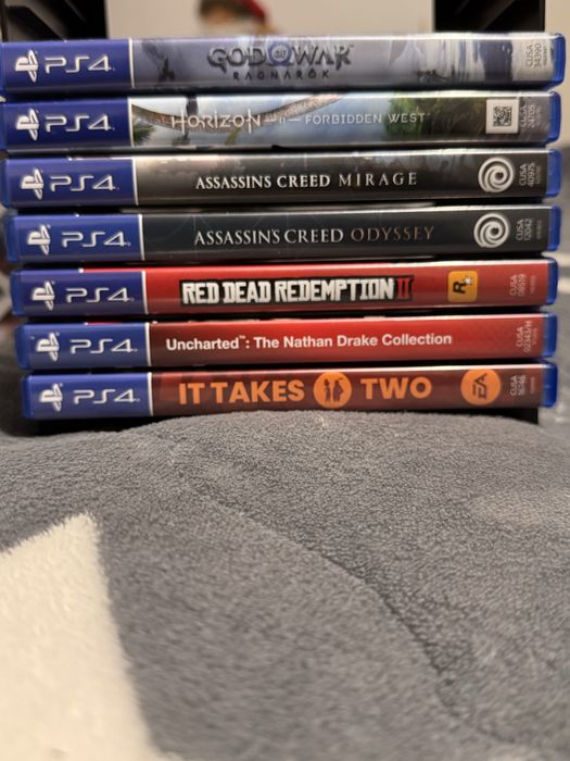 PS4 500Gb cu 2 manete