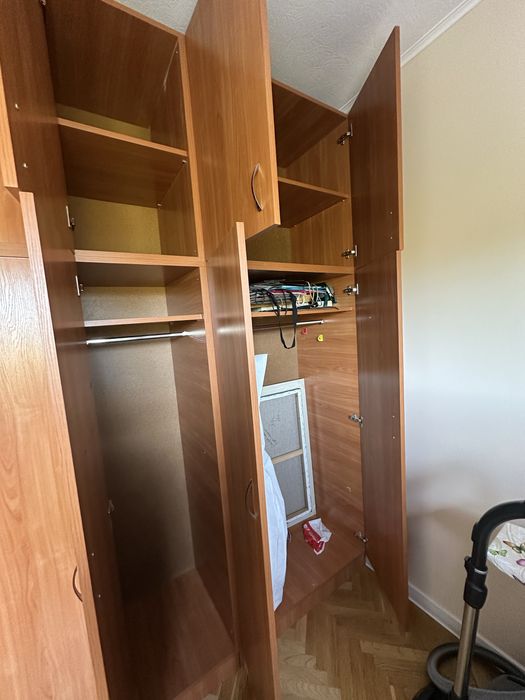 Висок четирикрилен гардероб