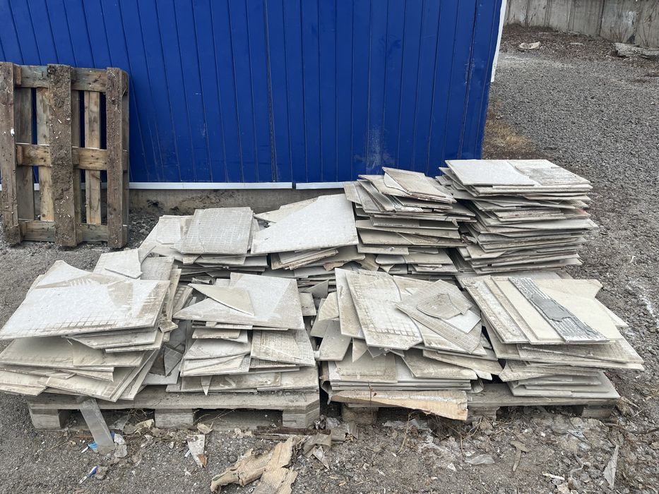 Кафель 60/60 отдам бесплатно