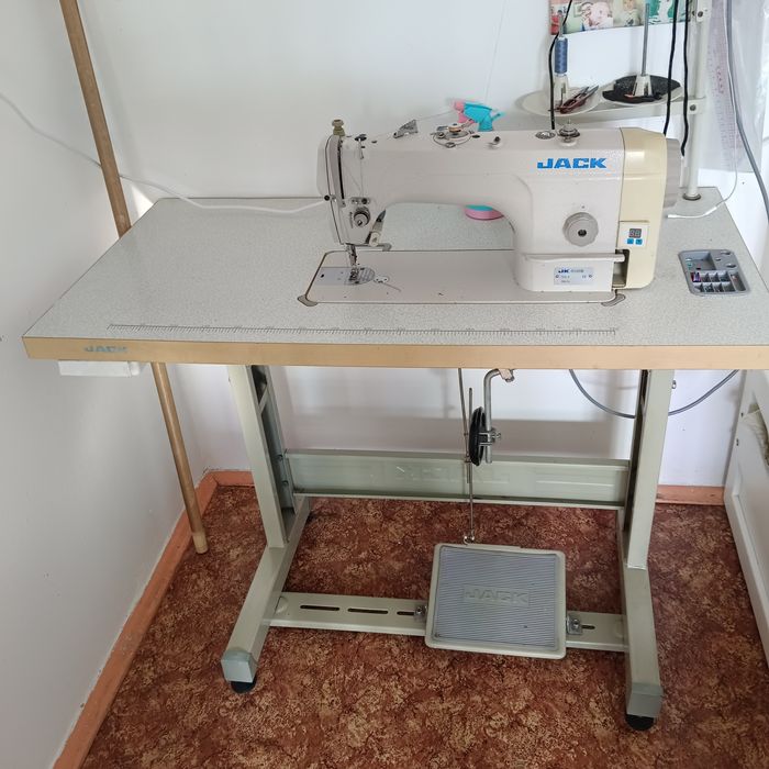 Продам промышленную швейную машинку Jack