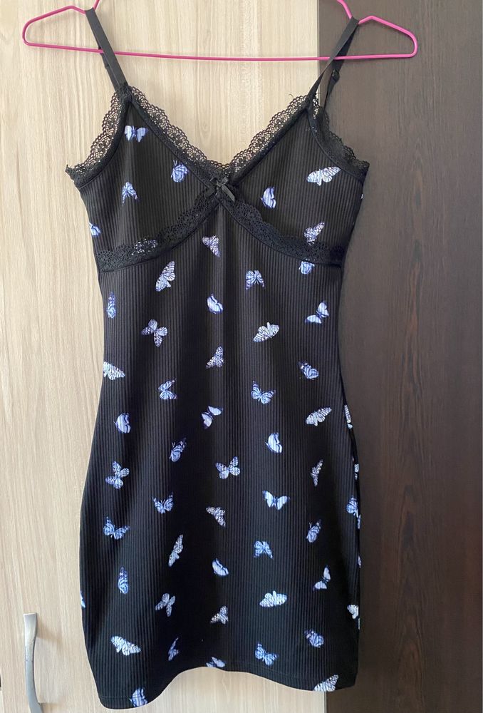 Черна рокля с презрамки и пеперуди от H&M – XS