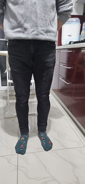 Vând 2 perechi identice de blugi 31/30