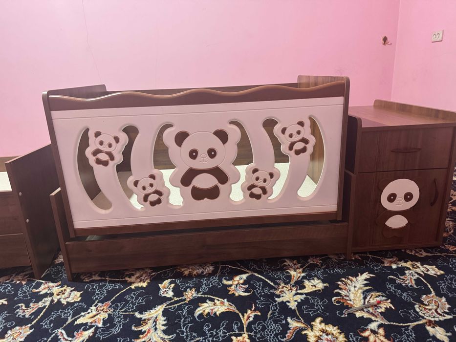 Detskiy krovat, pochti ishlatilmagan