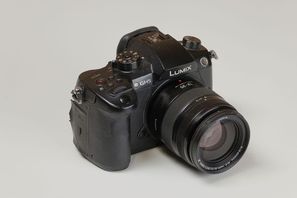 Panasonic GH5 + obiectiv + grip + baterii