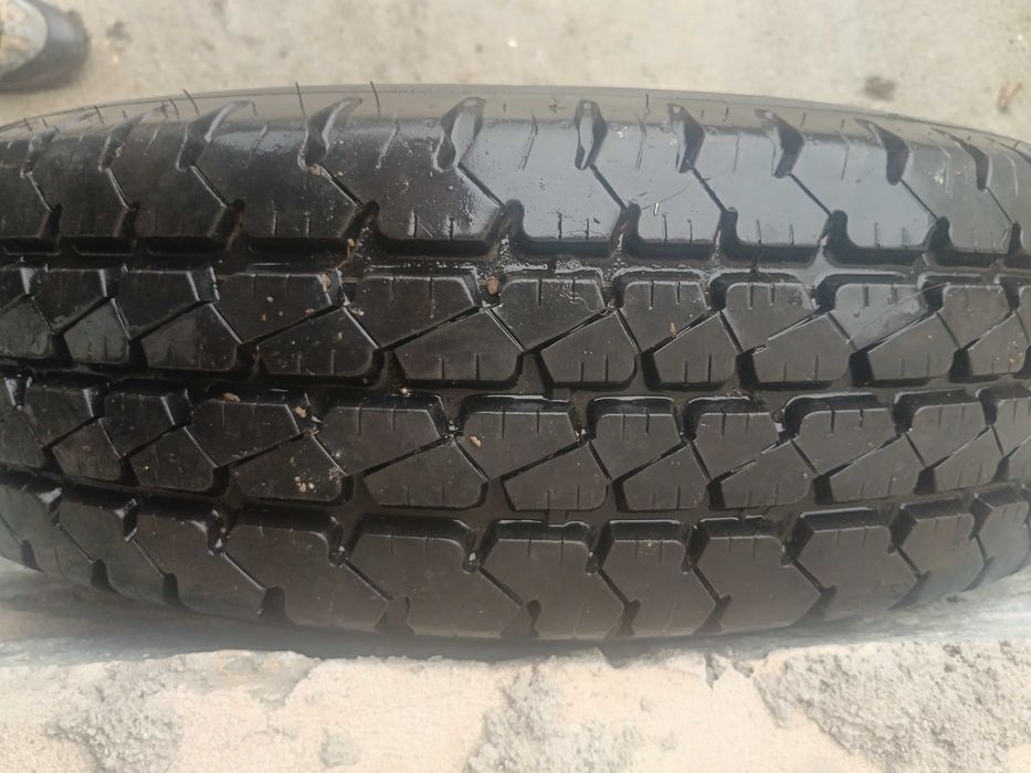 Vind un cauciuc  in stare bună