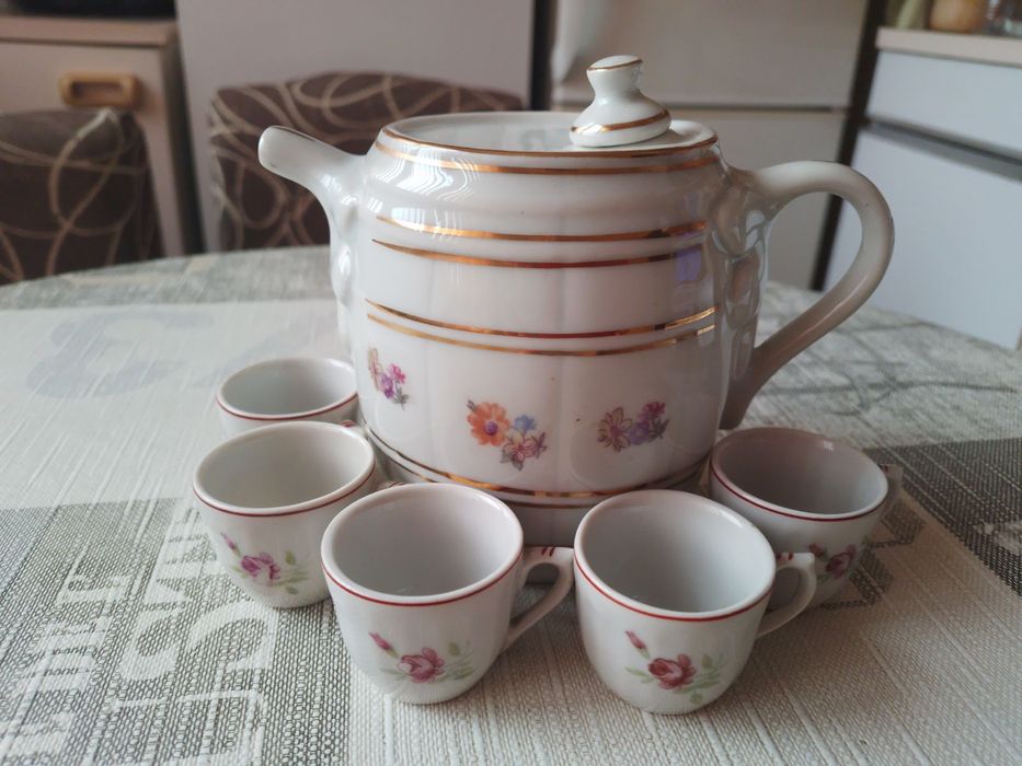 Стар порцеланов сервиз