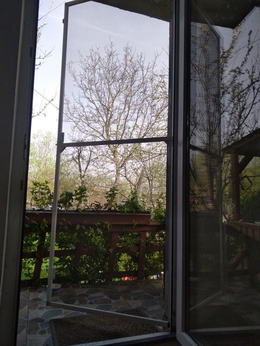 Plase insecte la comandă. Reparatii, reglaje termopane, uși, ferestre.