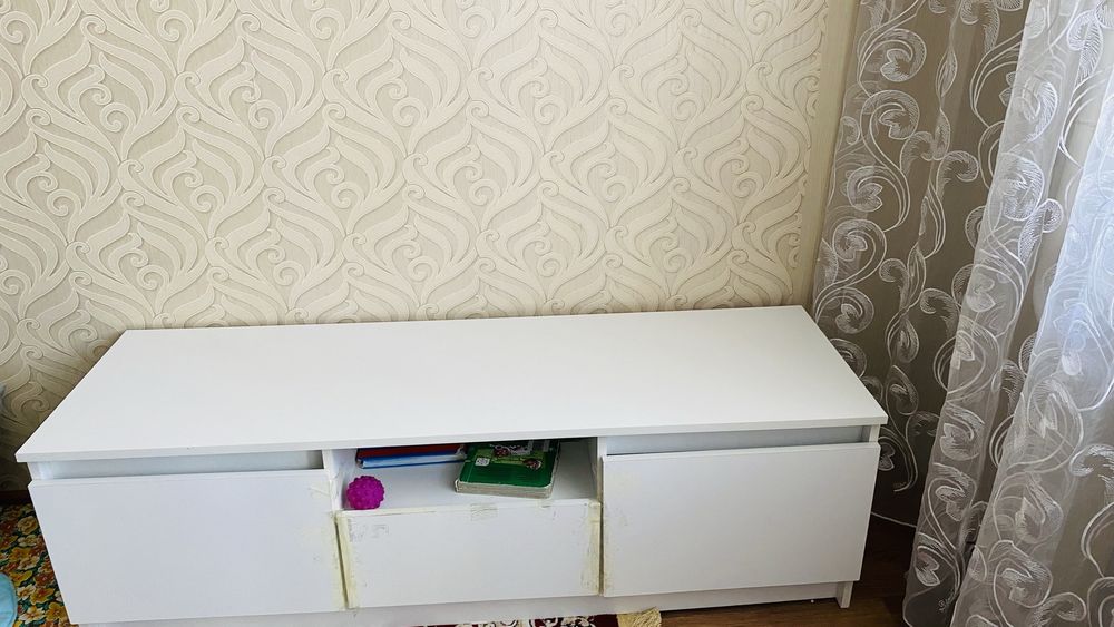 Продам тумбу под ТВ как на фото белого цвета, одна выдвижная полка