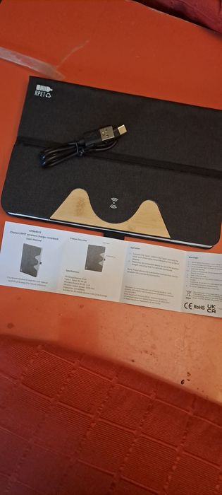 Incarcator wireless incorporat in agenda birou