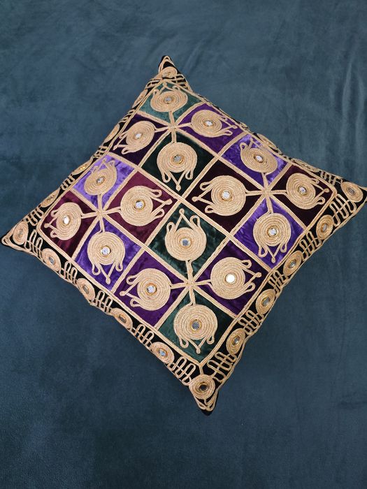 Pernă decorativă indiană din catifea, brodată manual – stil Rajasthan