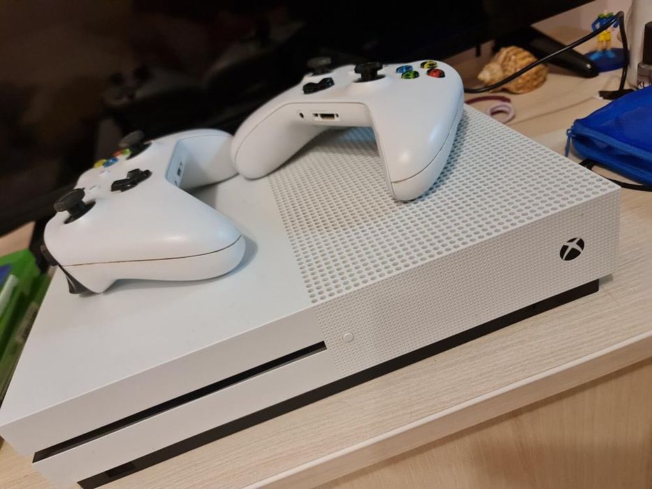 Vând Xbox One S în stare perfectă de funcționare
