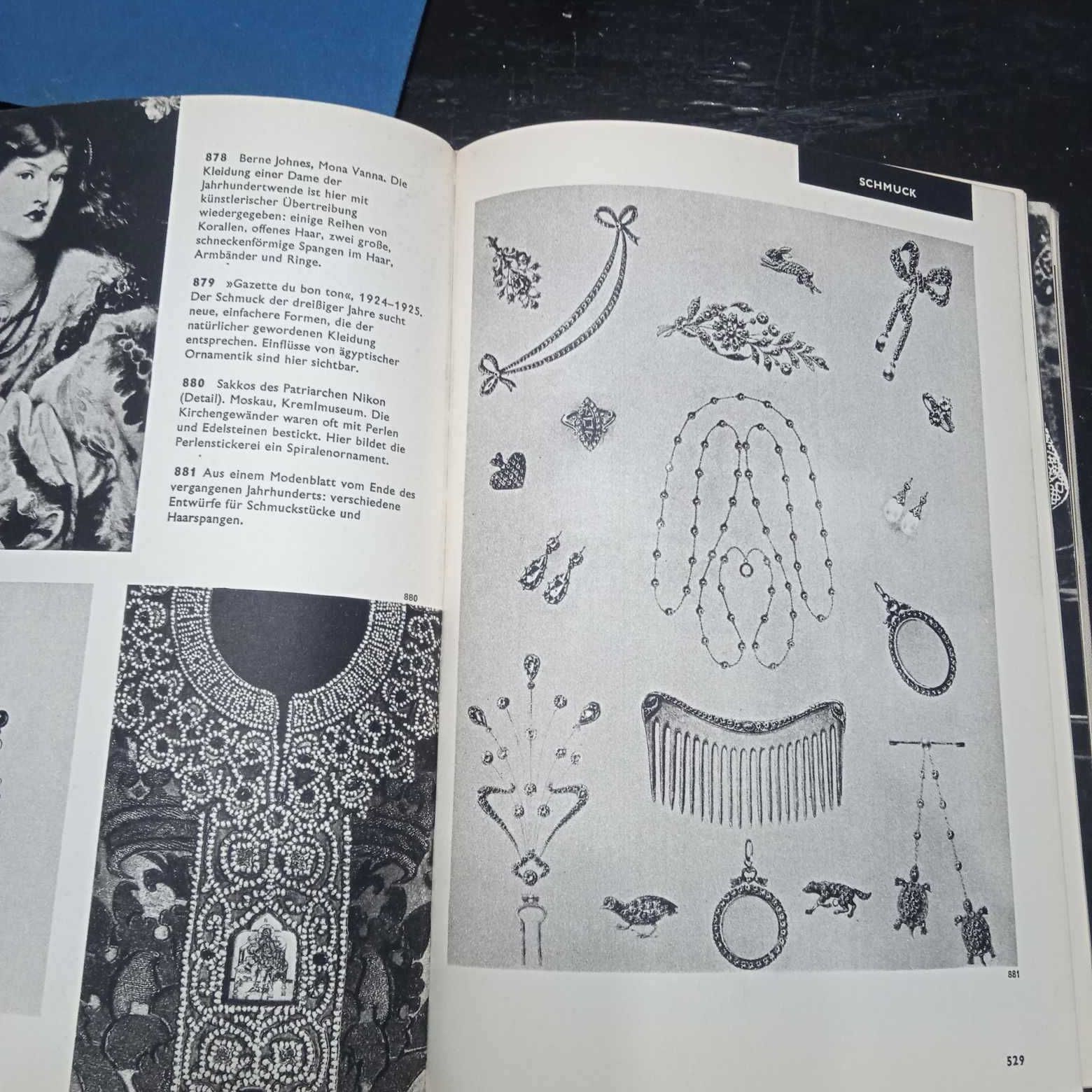 Старинна книга картинен лексикон на модата  Artia Verlag 1966 г.