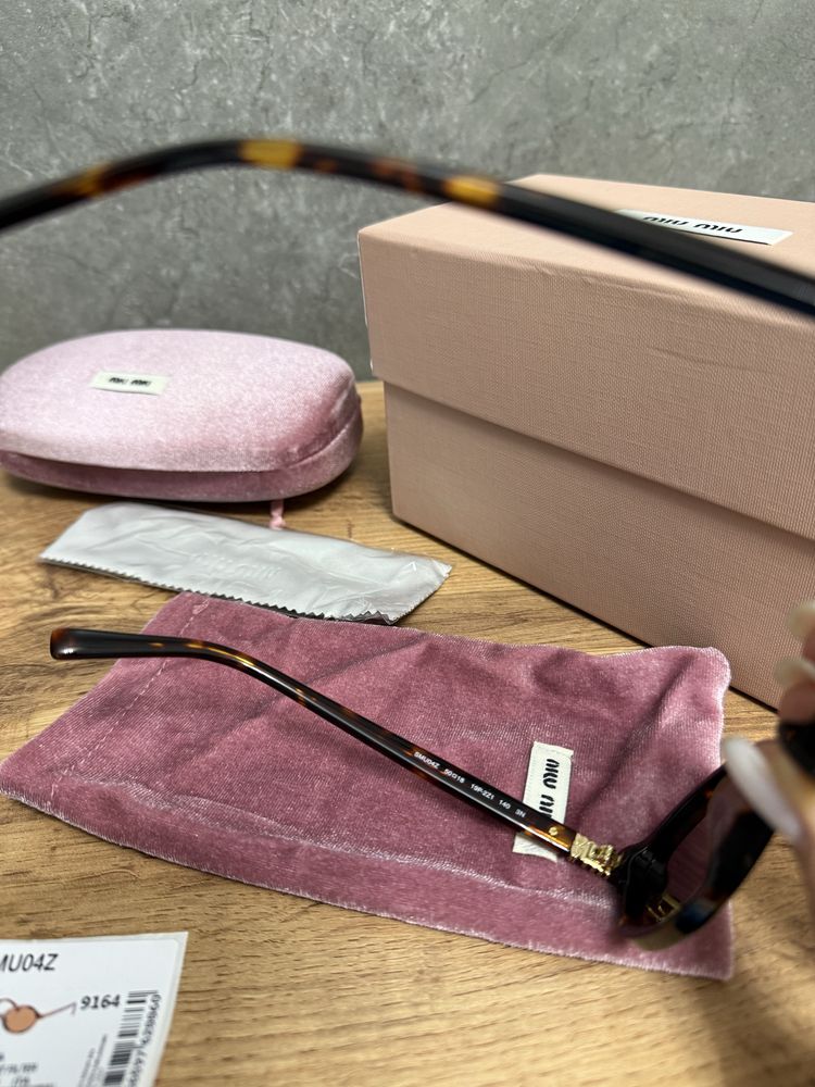 Солнцезащитные очки Miu Miu 2025