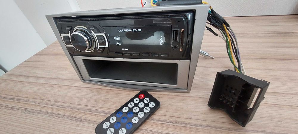 Opel Corsa волан,радио с USB/BT,адаптори, ключ светлини